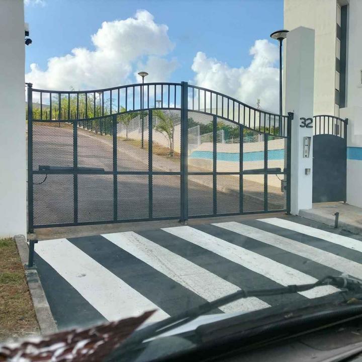 Nous fabriquons les portes et portails de vos rêves.