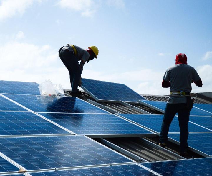 Nous utilisons des outils de qualité pour installer les films solaires.